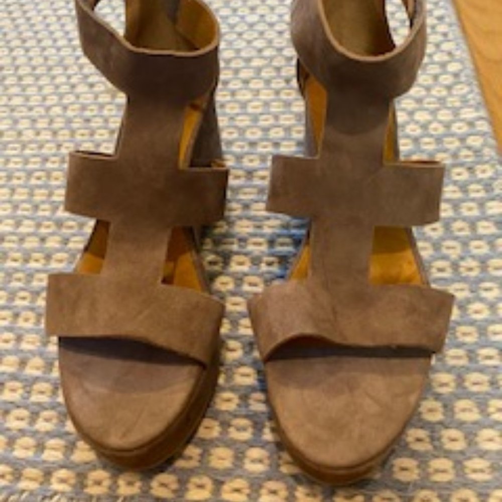 NEW without tags, pristine COCLICO sueded-leather platform sandal!